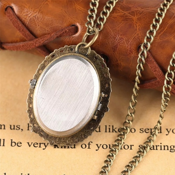 🆕️Antique bronze Virgin Mary necklace watch - Picture 3 of 4